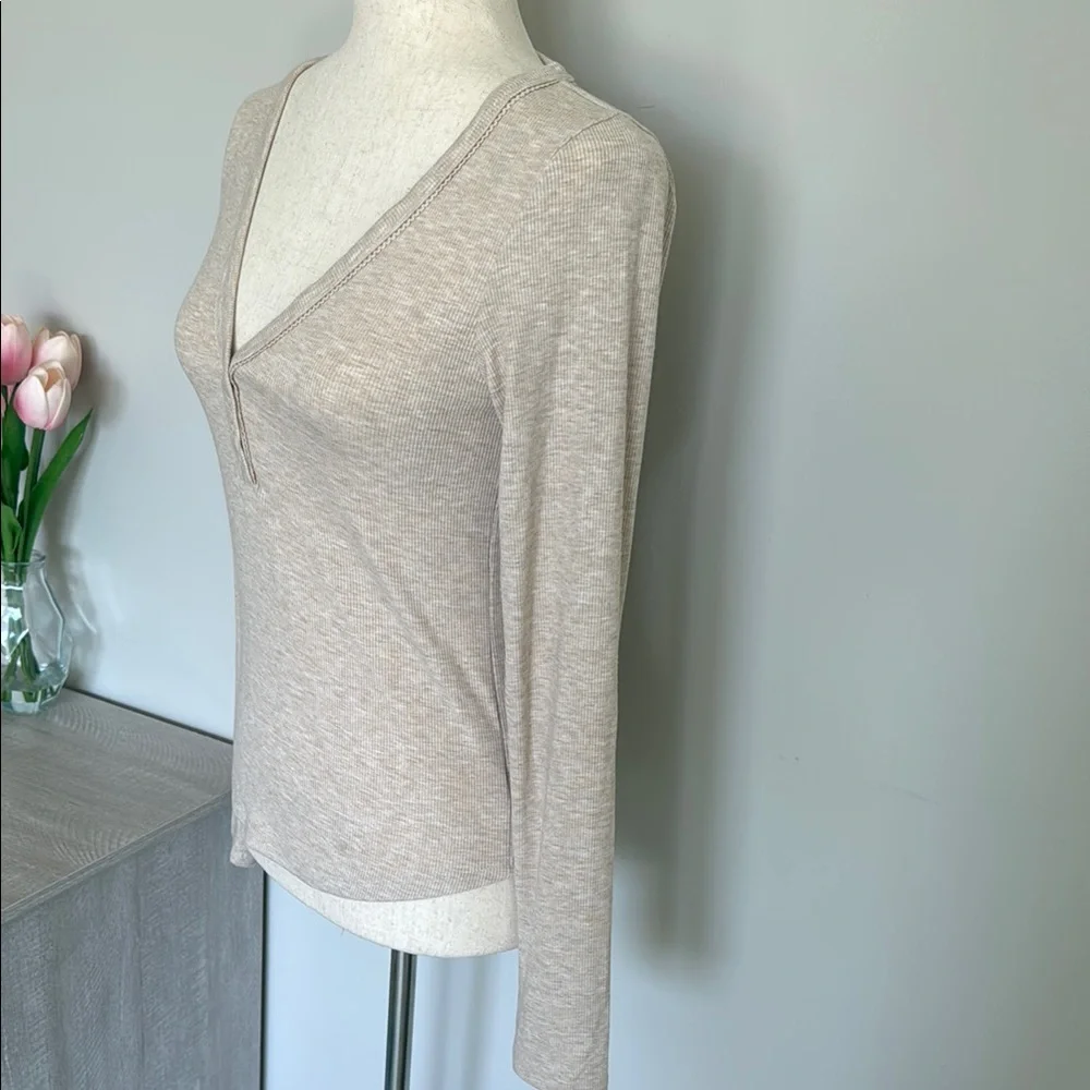 *NWT* American Eagle Beige Henley Top - Picture 3 of 6